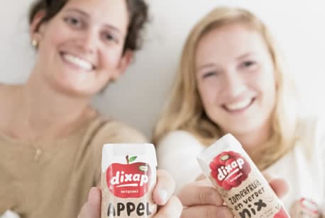 Twee pakjes Dixap in de hand