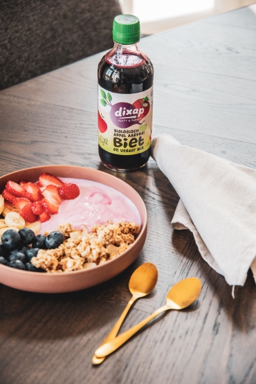 Yoghurtbowl met fruit naast Dixap